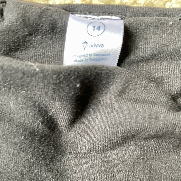 Ivivva by Lululemon- Girls black crop- size 12 - Picture 3 of 3